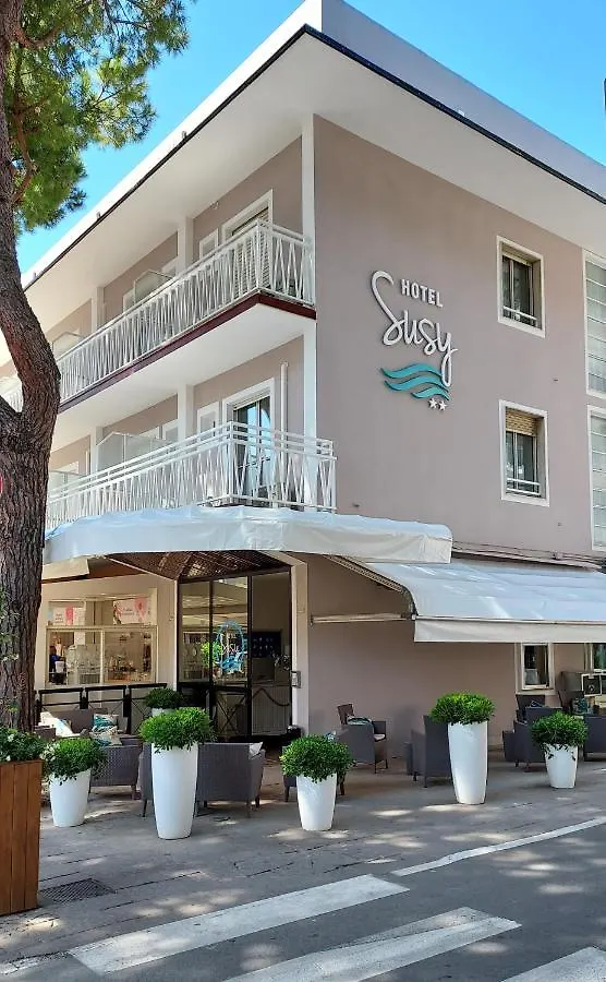 Hotel Susy - Ambienti Rinnovati - Direttamente Su Viale Dante E A Due Passi Dal Mare リッチョーネ