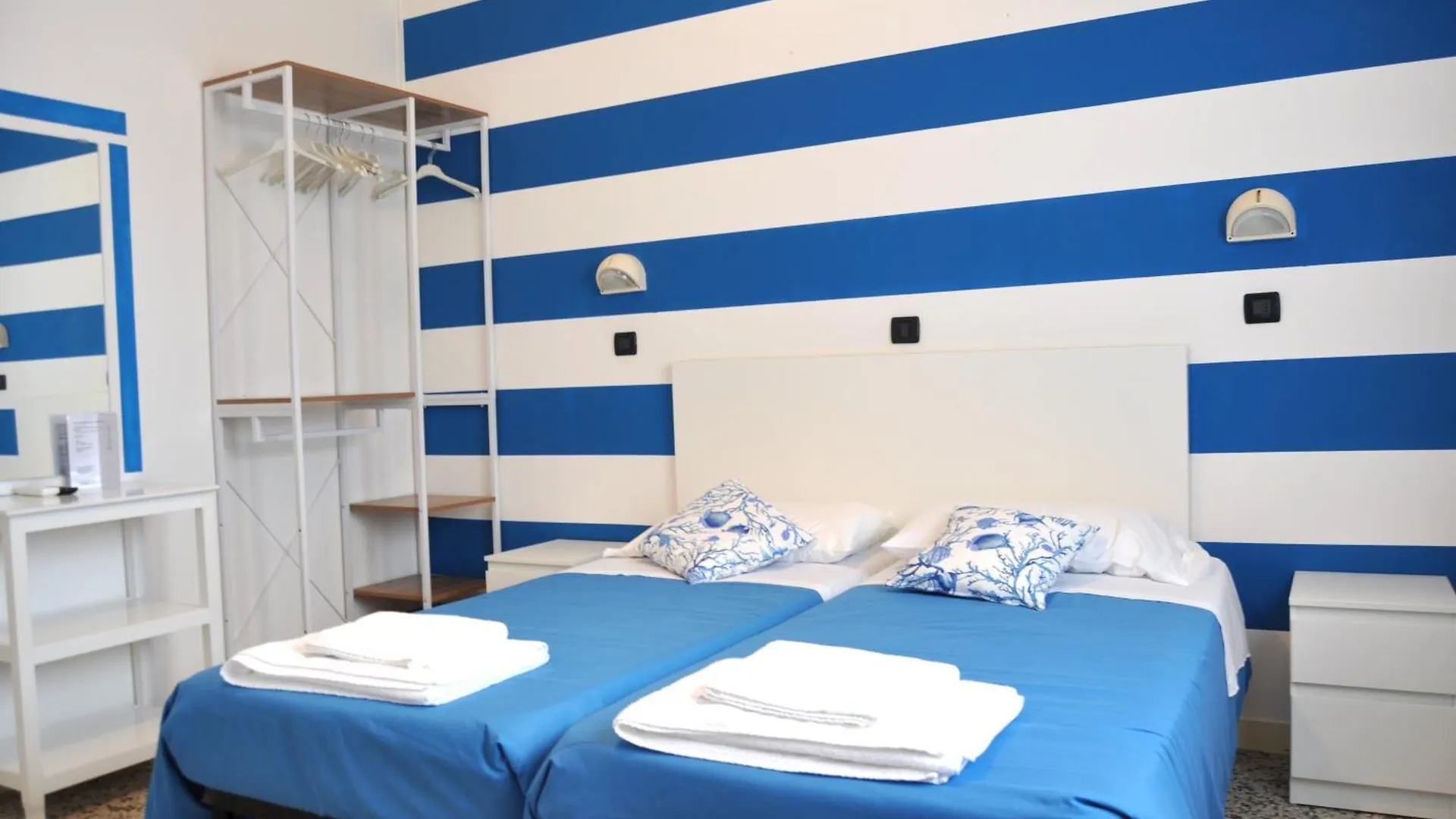 Hotel Susy - Ambienti Rinnovati - Direttamente Su Viale Dante E A Due Passi Dal Mare リッチョーネ 2*,