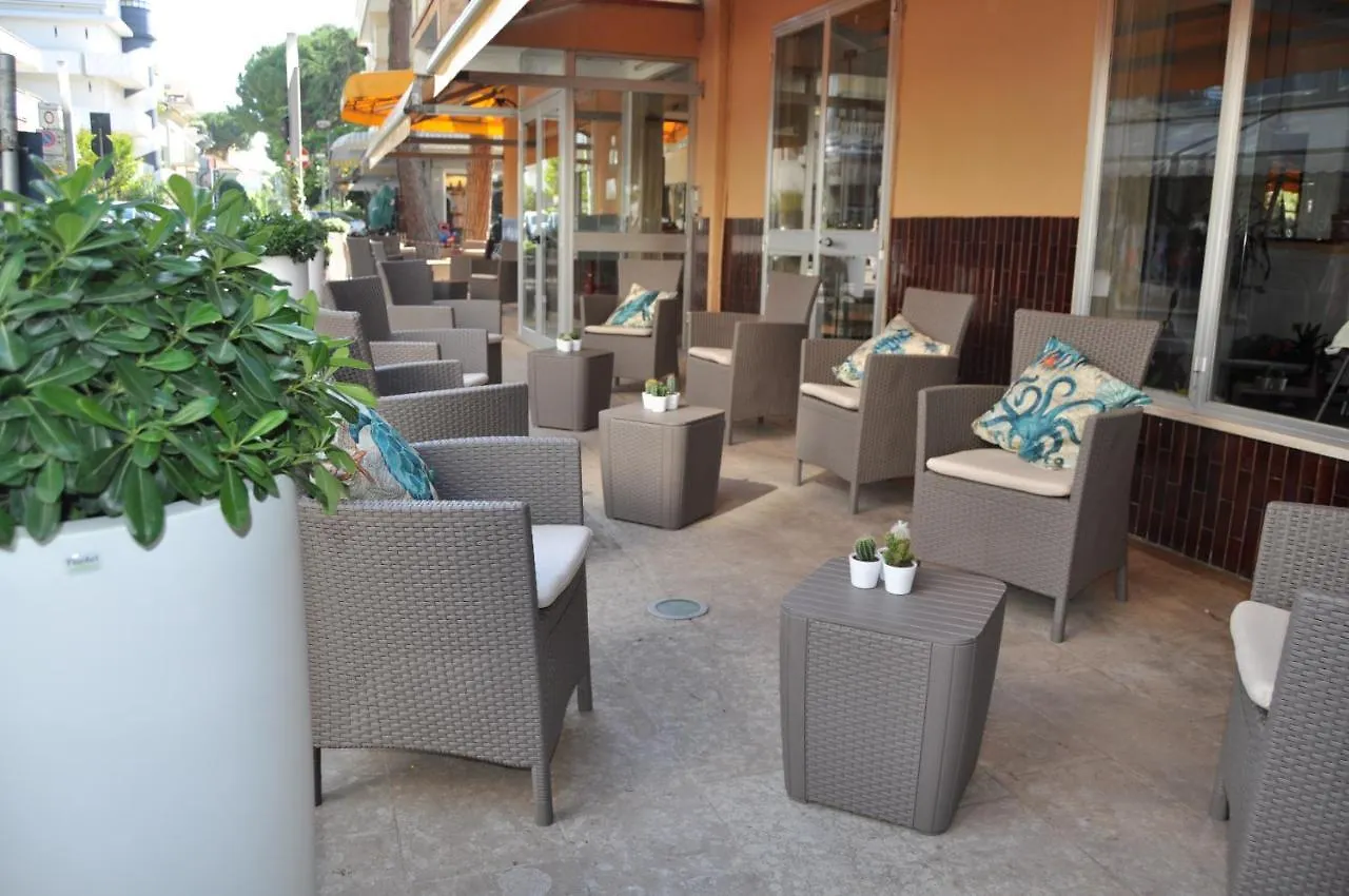 Hotel Susy - Ambienti Rinnovati - Direttamente Su Viale Dante E A Due Passi Dal Mare Riccione 2*,