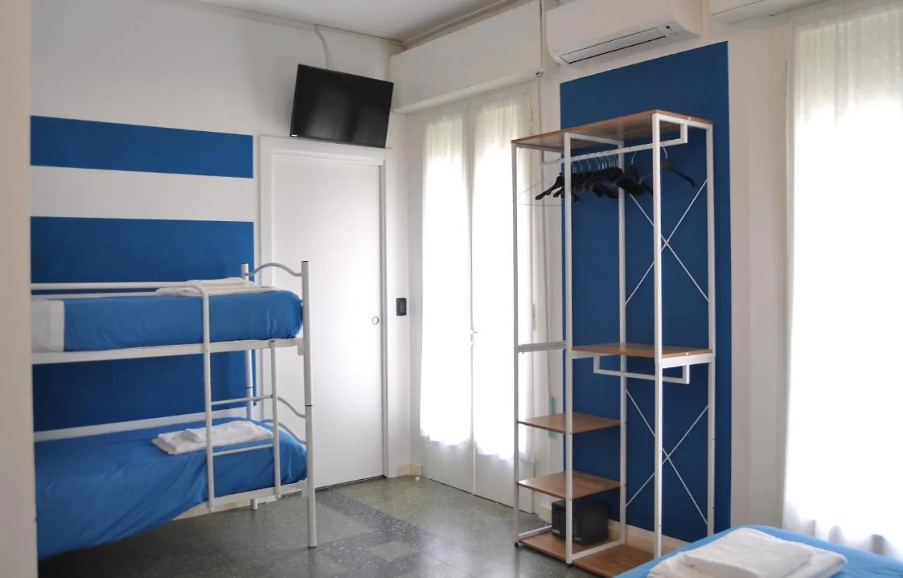 Hotel Susy - Ambienti Rinnovati - Direttamente Su Viale Dante E A Due Passi Dal Mare Riccione 2*,  Itálie