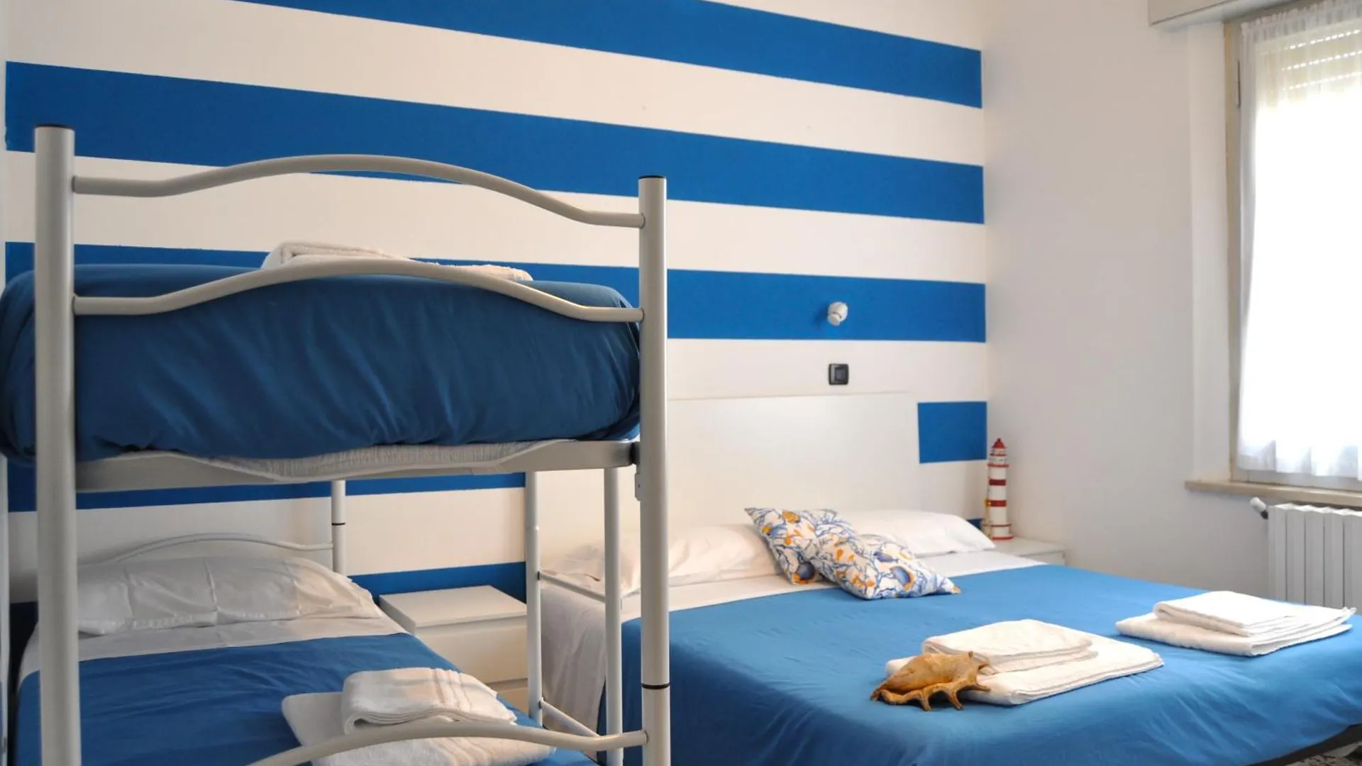 Hotel Susy - Ambienti Rinnovati - Direttamente Su Viale Dante E A Due Passi Dal Mare Riccione 2*,  Itálie